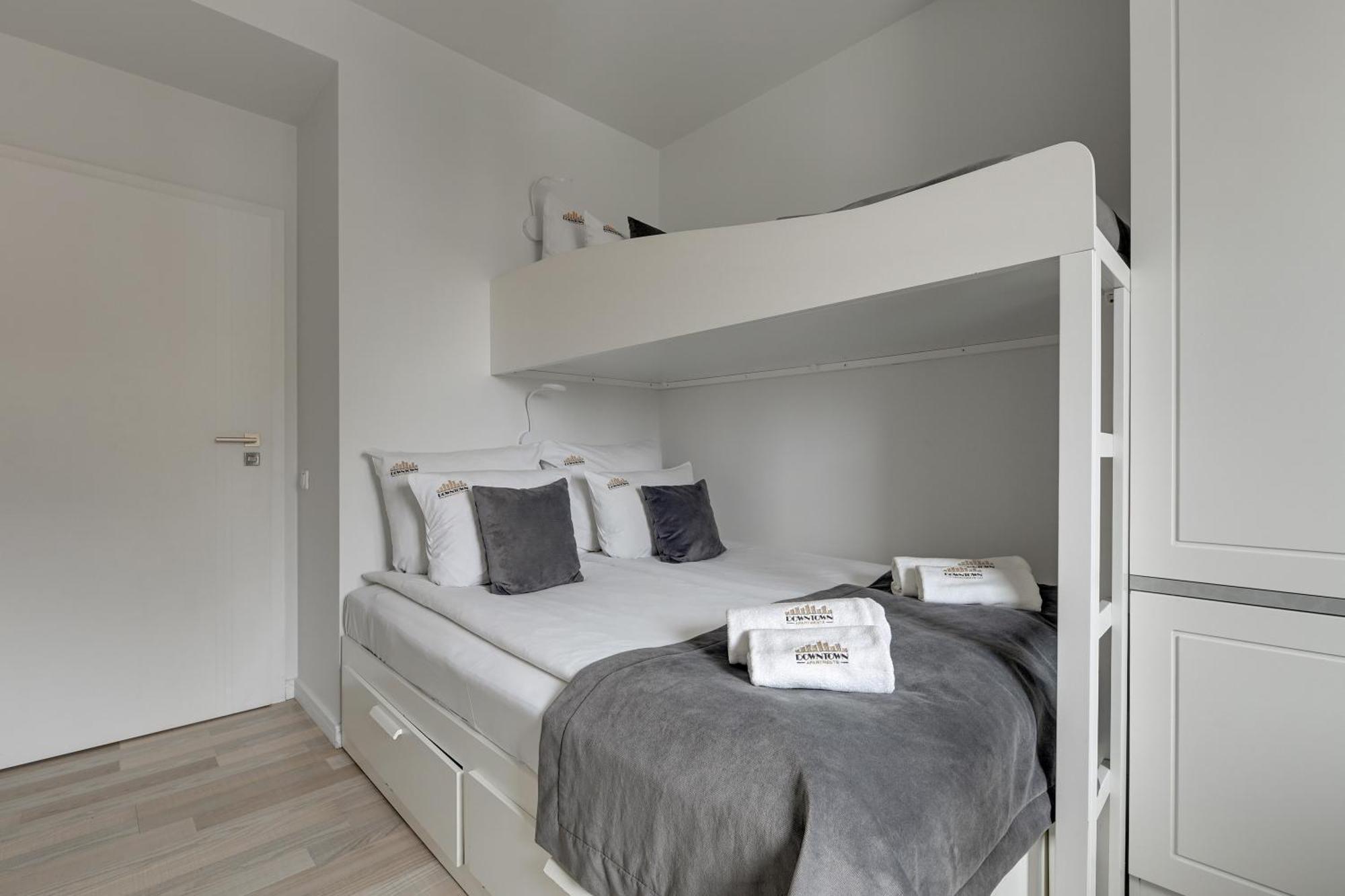 Waterlane Riverside - Spa, Pool, Gym & Parking By Downtown Apartments غدانسك الغرفة الصورة
