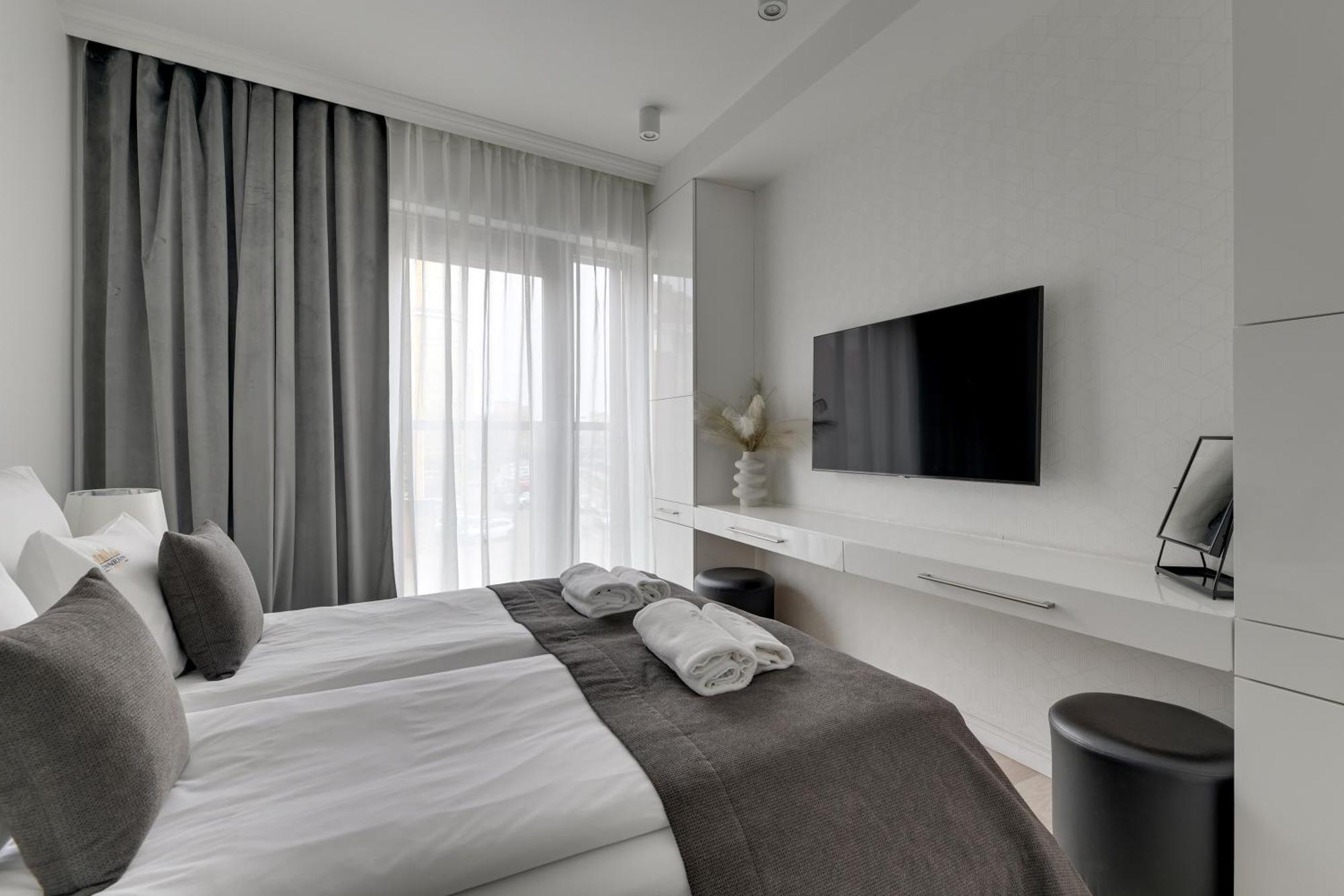 Waterlane Riverside - Spa, Pool, Gym & Parking By Downtown Apartments غدانسك الغرفة الصورة