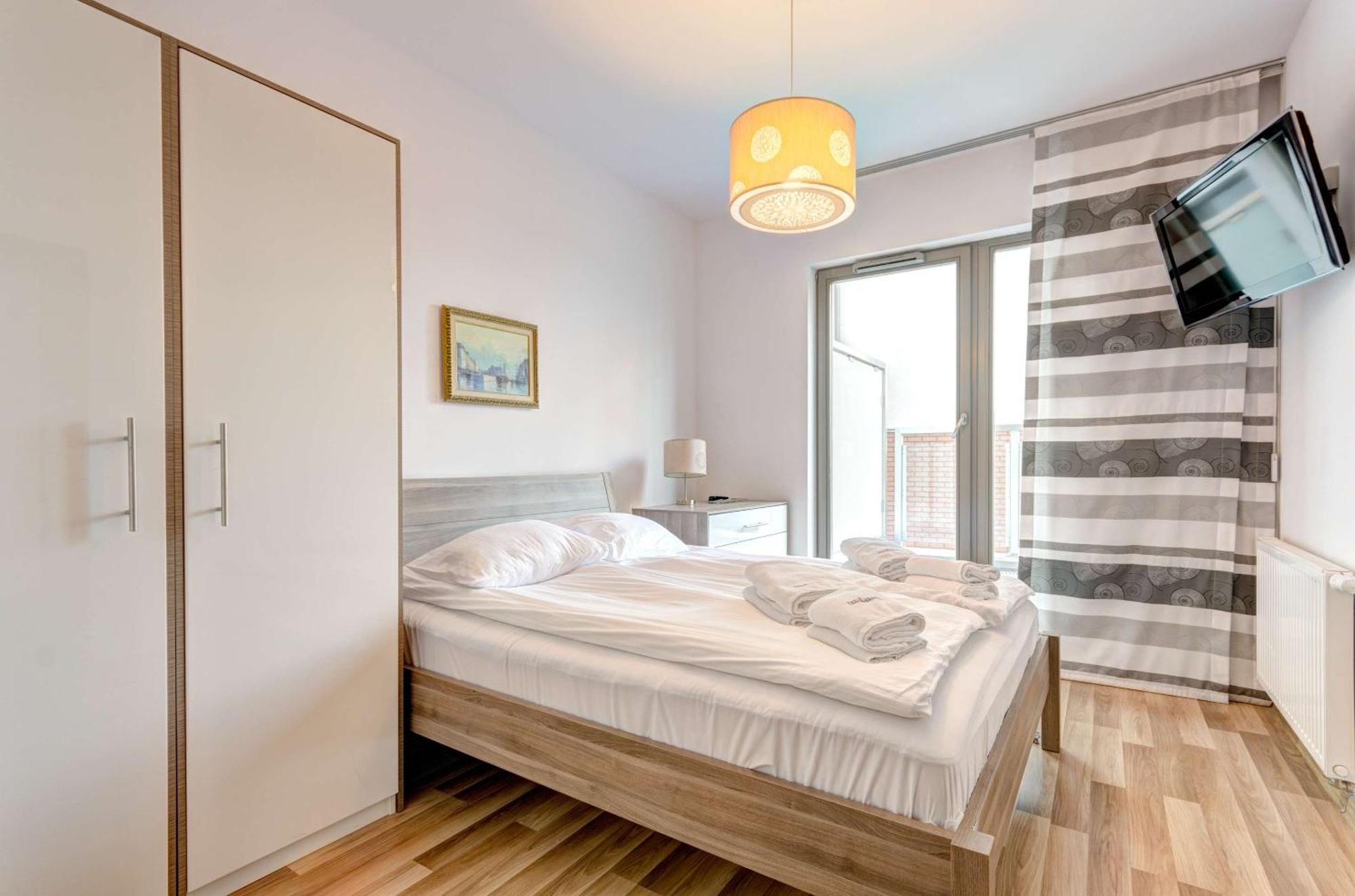 Waterlane Riverside - Spa, Pool, Gym & Parking By Downtown Apartments غدانسك الغرفة الصورة
