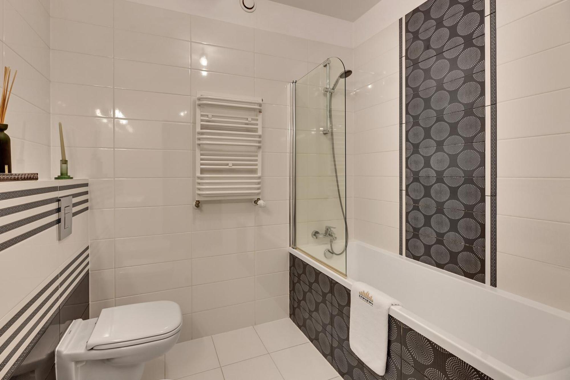 Waterlane Riverside - Spa, Pool, Gym & Parking By Downtown Apartments غدانسك الغرفة الصورة