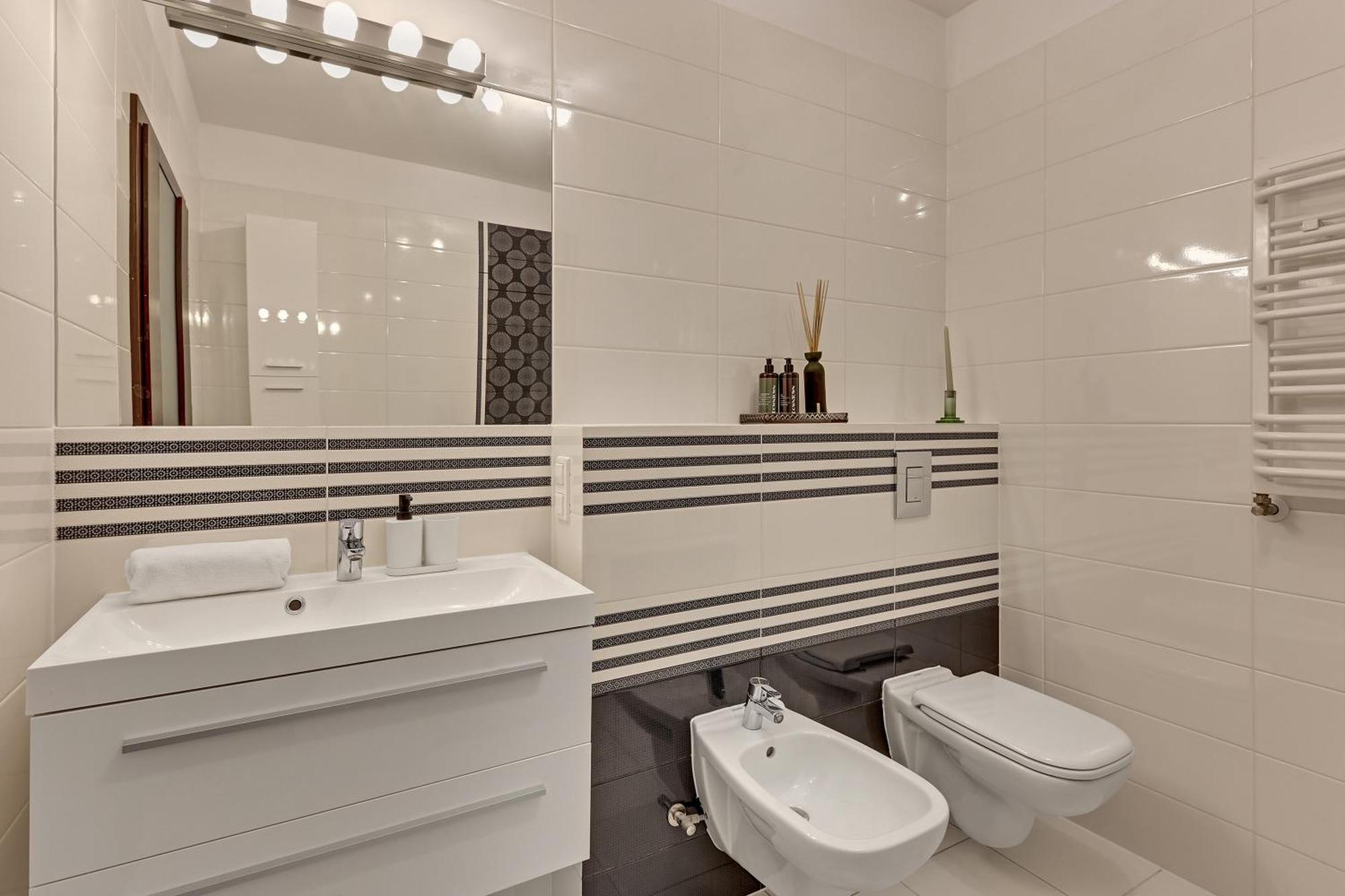 Waterlane Riverside - Spa, Pool, Gym & Parking By Downtown Apartments غدانسك الغرفة الصورة