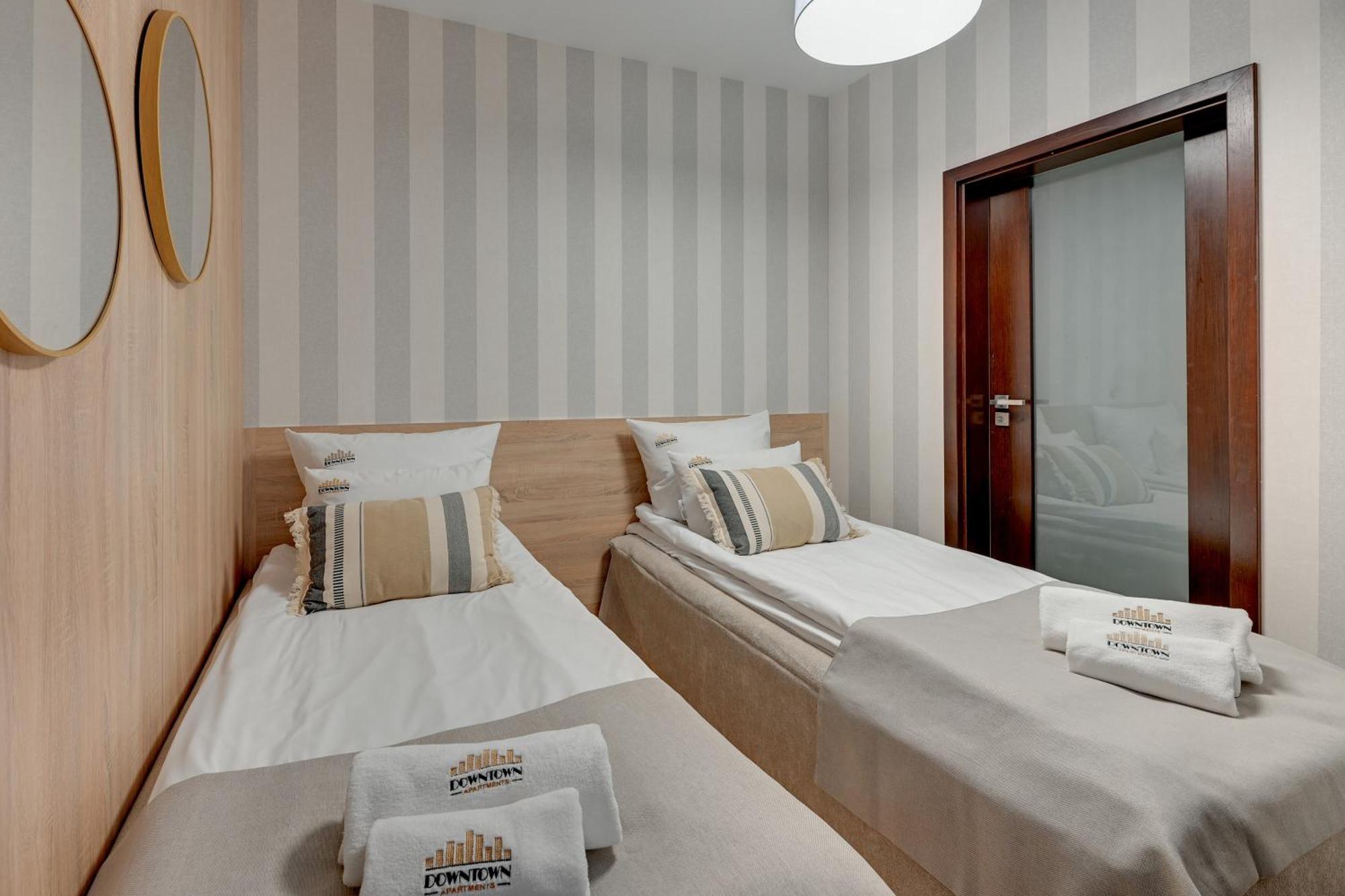 Waterlane Riverside - Spa, Pool, Gym & Parking By Downtown Apartments غدانسك الغرفة الصورة