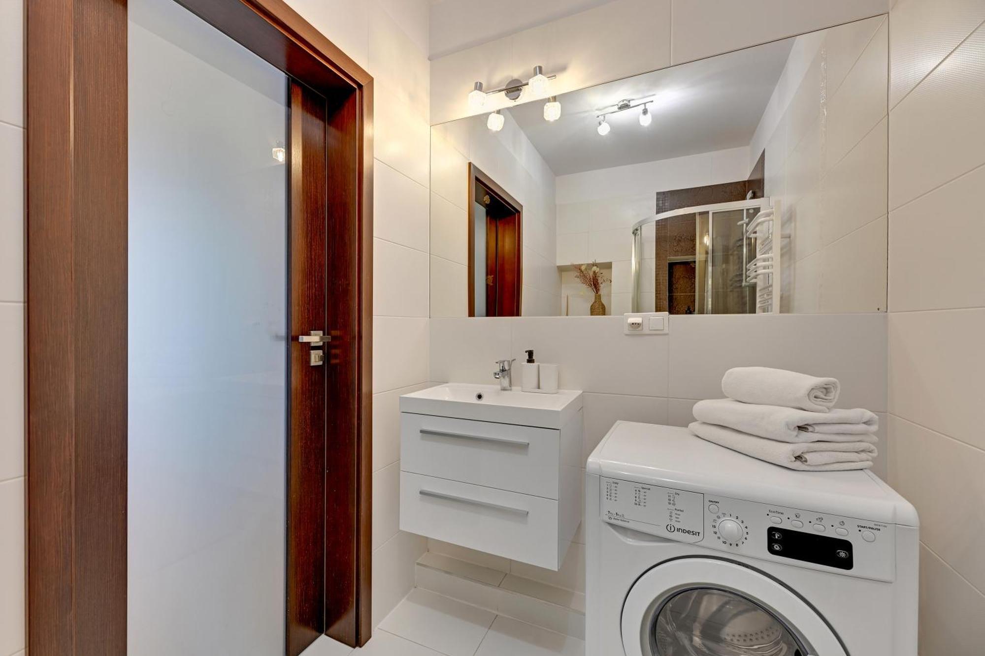 Waterlane Riverside - Spa, Pool, Gym & Parking By Downtown Apartments غدانسك الغرفة الصورة