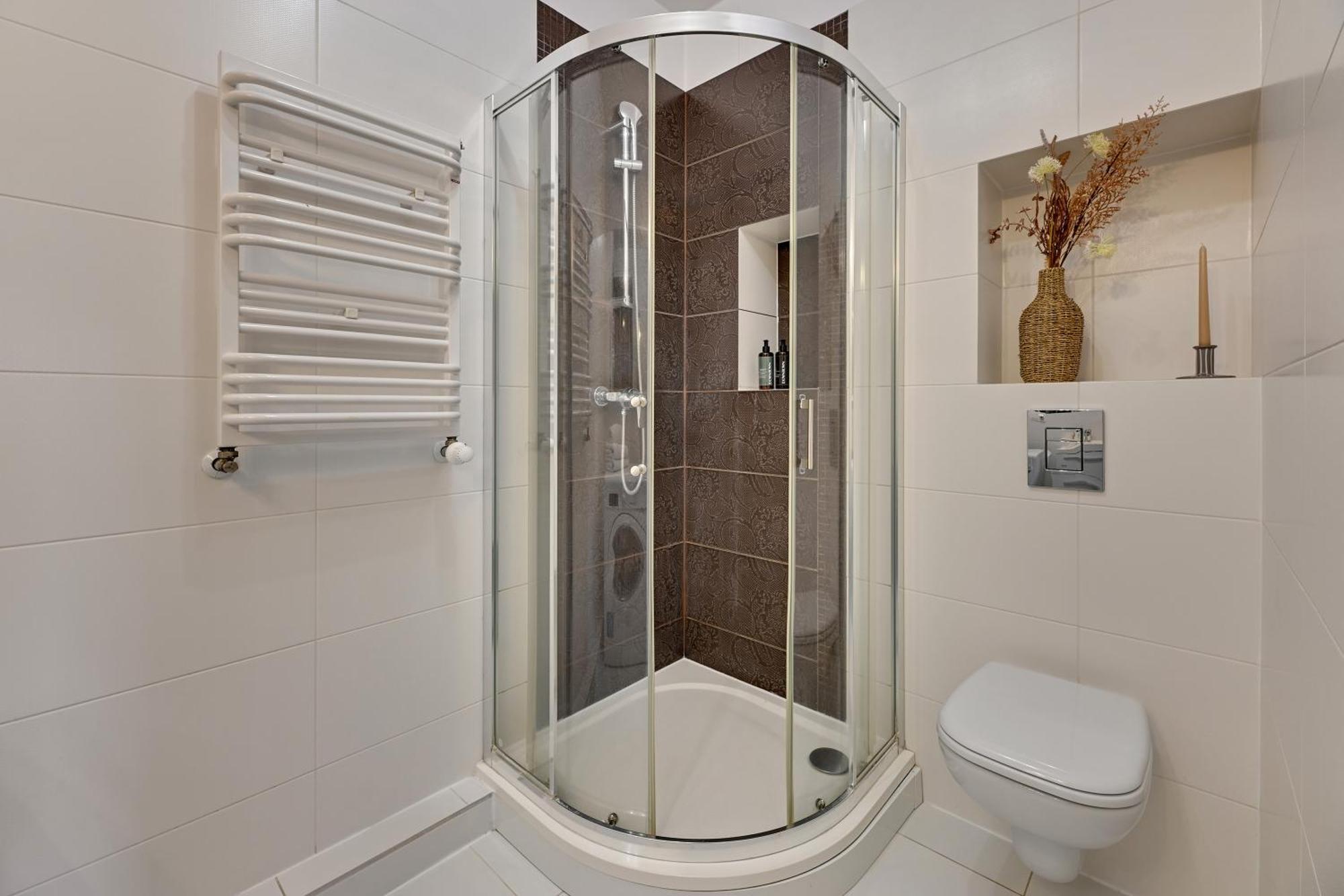 Waterlane Riverside - Spa, Pool, Gym & Parking By Downtown Apartments غدانسك الغرفة الصورة